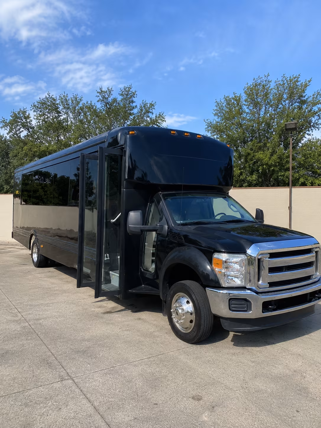 white plains 20 passenger party bus