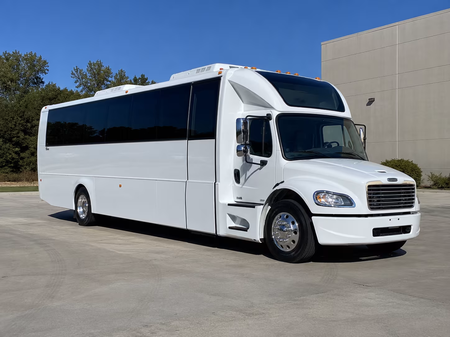 white plains 28 passenger party bus